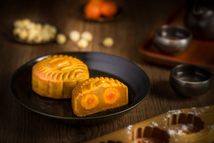 雙黃白蓮蓉月餅-切開White-Lotus-Seed-Paste-Mooncake-with-Double-Egg-Yolks